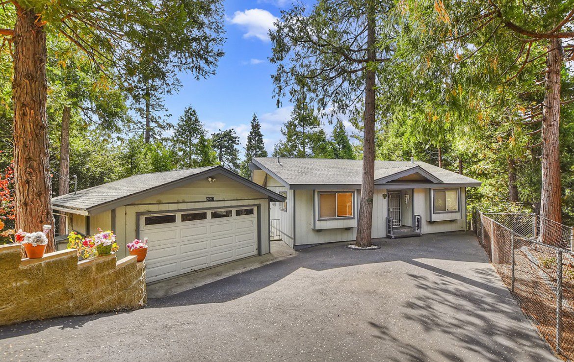 Great Starter Home with Garage Go Lake Arrowhead
