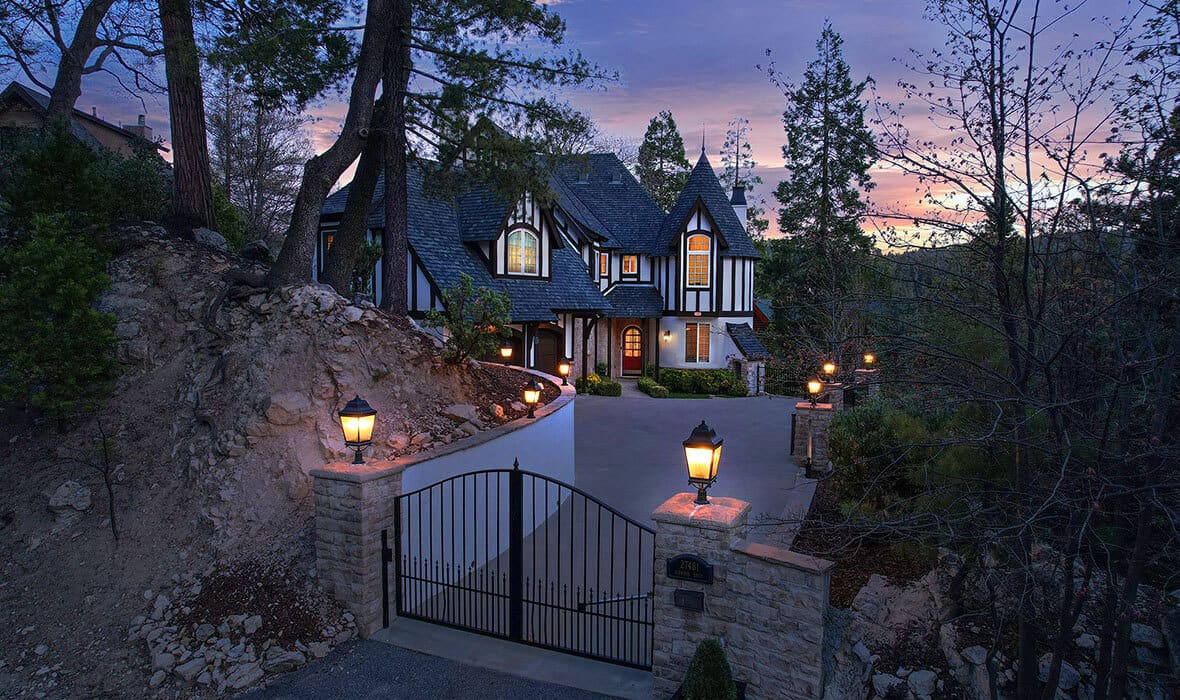 the-most-special-things-are-hidden-behind-gates_8
