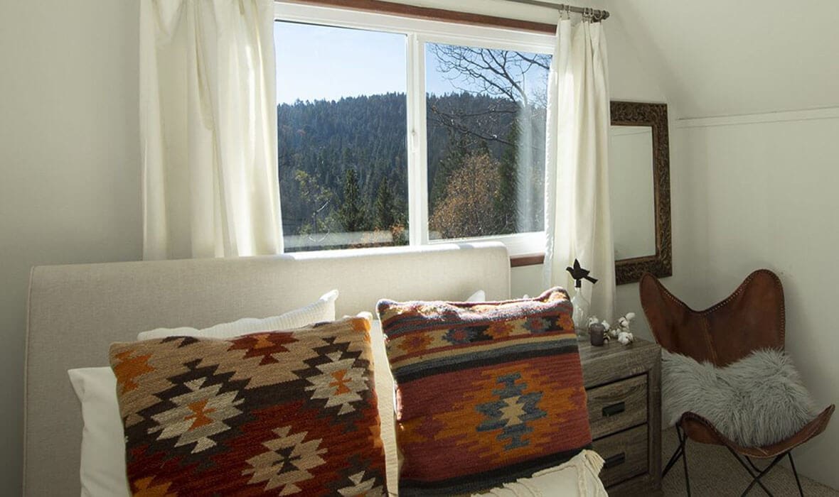 vibe-this-little-black-cabin_1