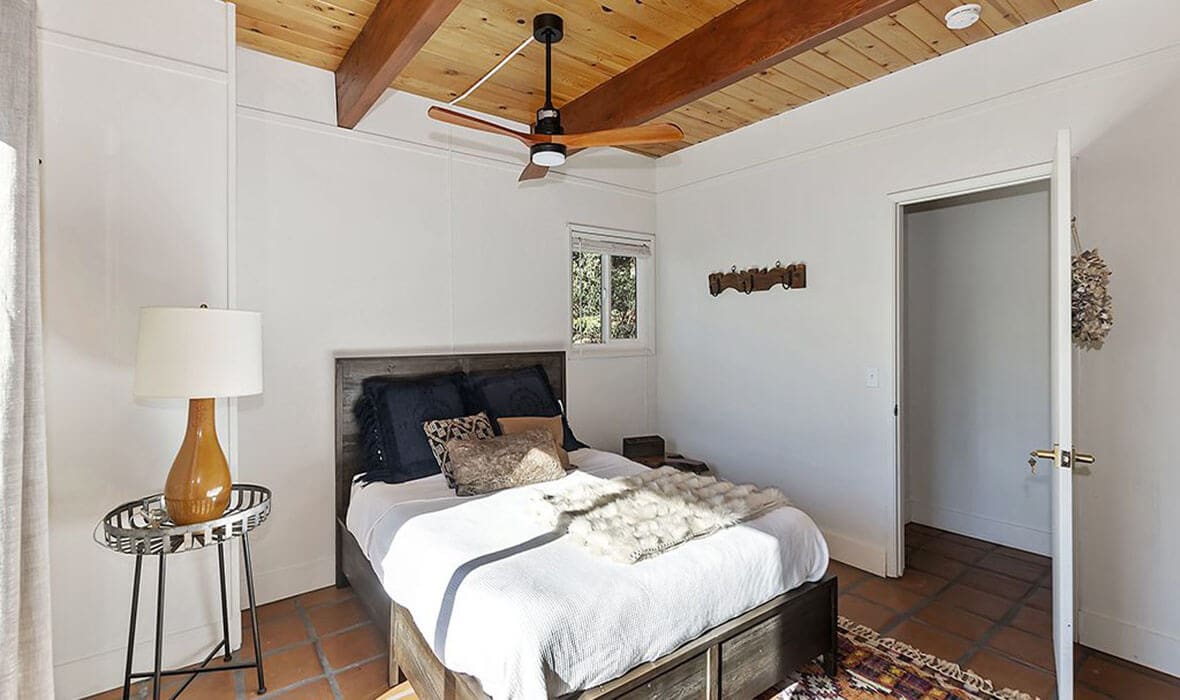vibe-this-little-black-cabin_22