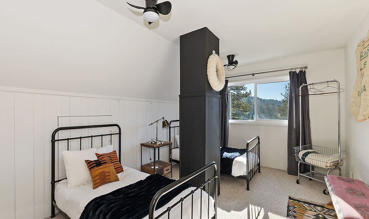 vibe-this-little-black-cabin_23