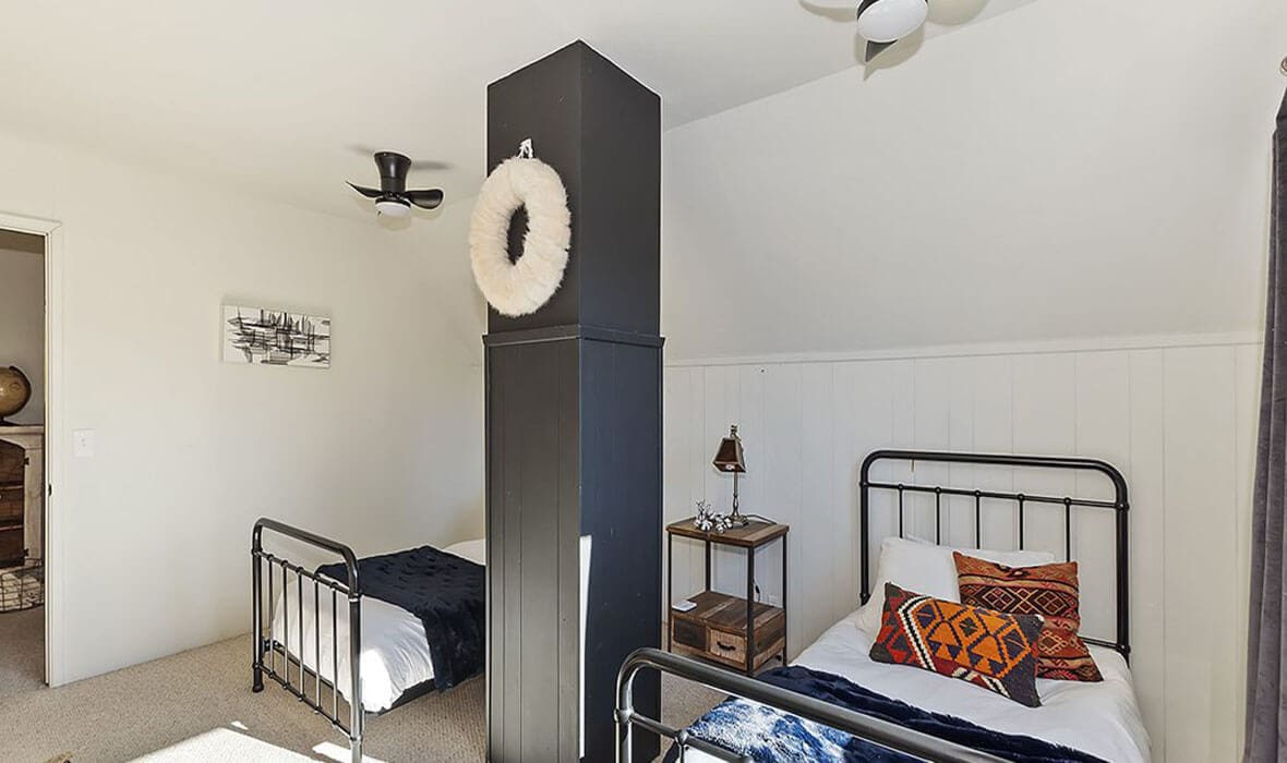 vibe-this-little-black-cabin_24