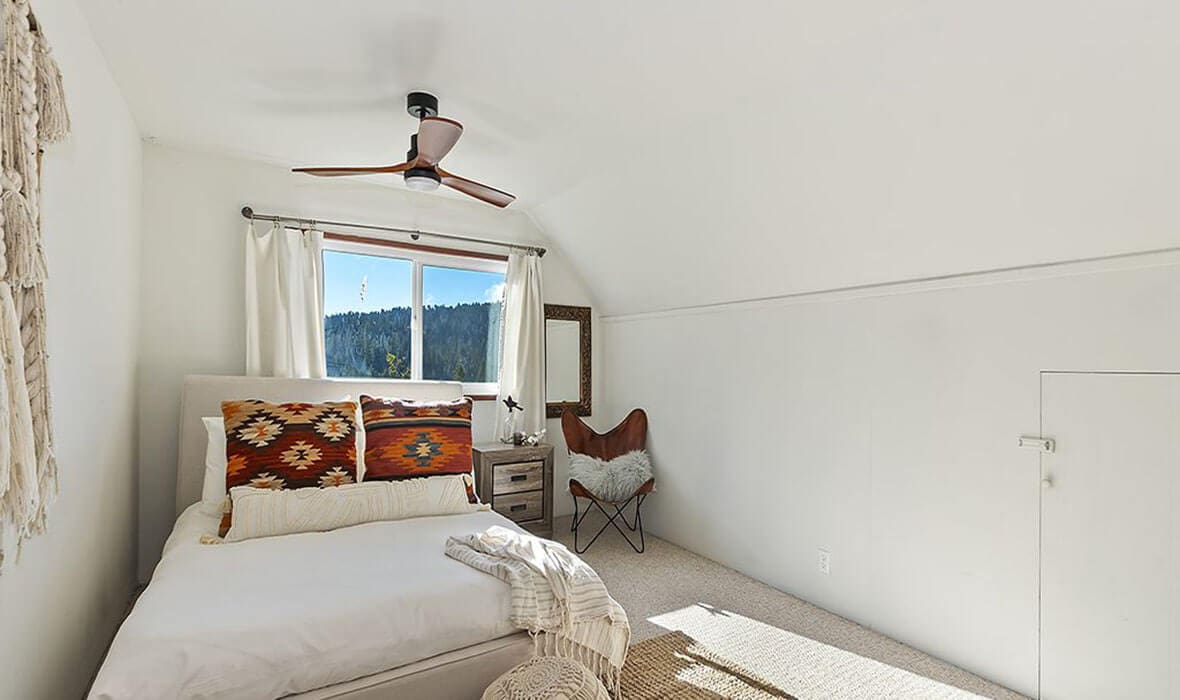 vibe-this-little-black-cabin_25
